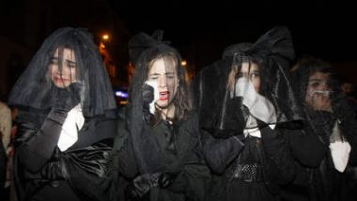 Las plañideras cumplieron bien su papel en la despedida del Carnaval bañezano.