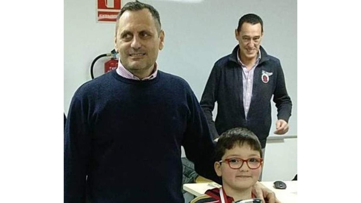 Rodrigo Álvarez, a la derecha, campeón. DL