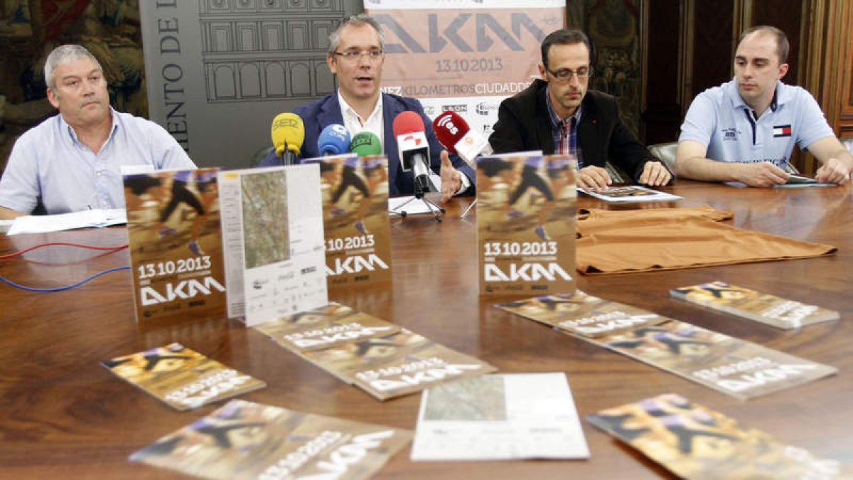 El concejal de Deportes, López Benito, junto a los patrocinadores.