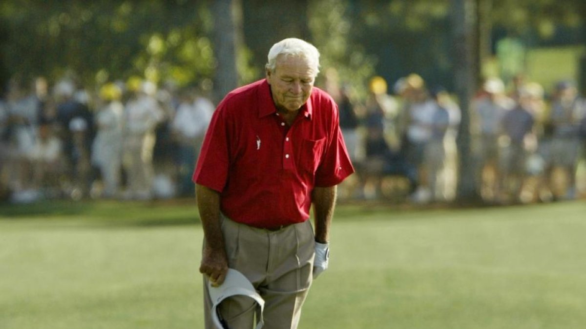 Arnold Palmer saluda al público, en su última competición, en el Masters de Augusta, en abril del 2004.