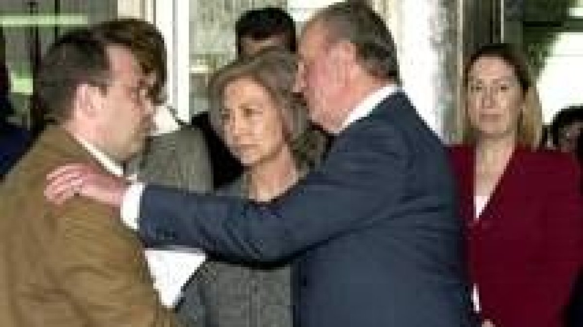 Los Reyes consuelan a un familiar de una de las víctimas
