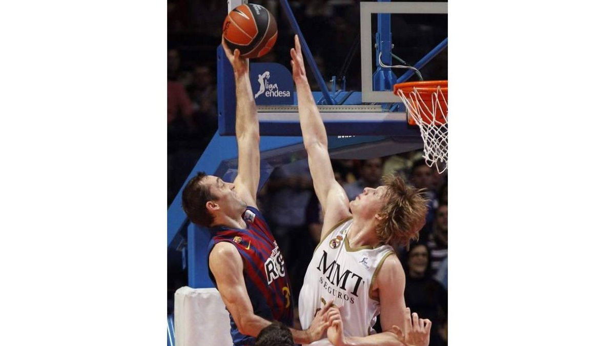 Singler intenta taponar una acción ofensiva de Eidson.