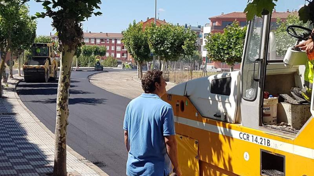 El alcalde, Manuel García, supervisó los trabajos de aglomerado de la calle La Fuente, en Villaobispo. DL