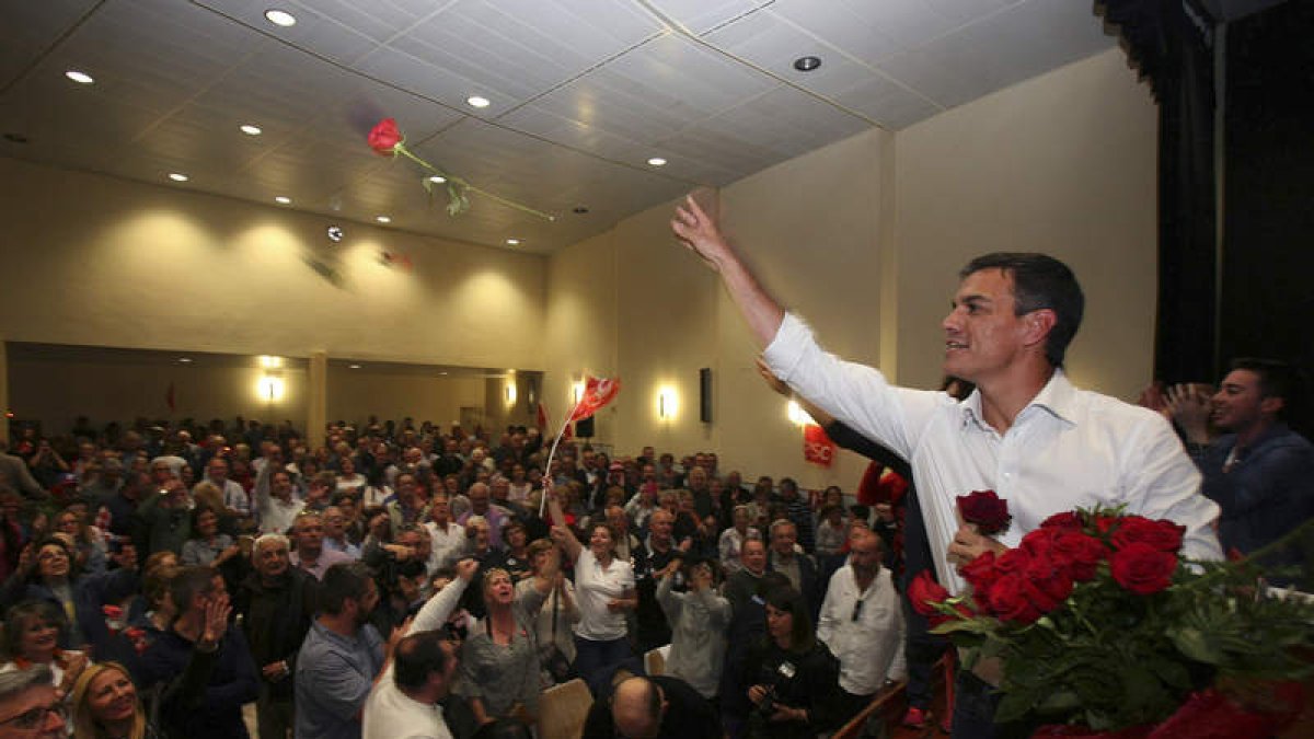 Pedro Sánchez en un Centro Cívico de Tarragona. JAUME SELLART