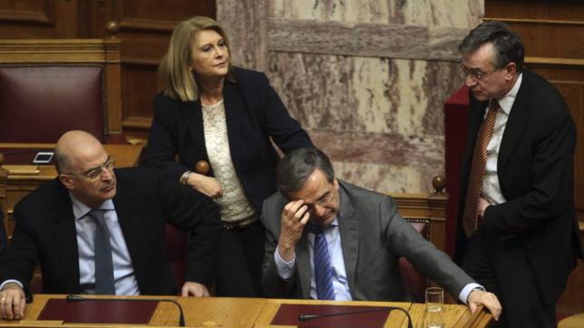 El primer ministro heleno, Antonis Samaras (segundo a la derecha), asiste a la votación den el Parlamento por el presidente Griego en la Cámara Baja en Atenas.