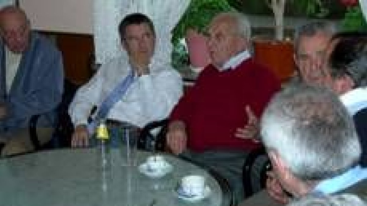 Fernández, con la asociación de jubilados y vecinos de Armunia