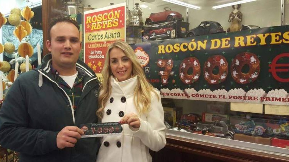 Javier Villazala y Verónica Martínez, ayer en la confitería con el cheque más codiciado.