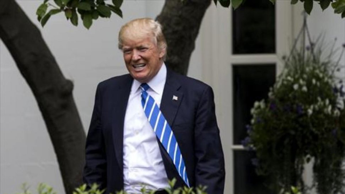Donald Trump, ayer, paseando por los jardines de la Casa Blanca.