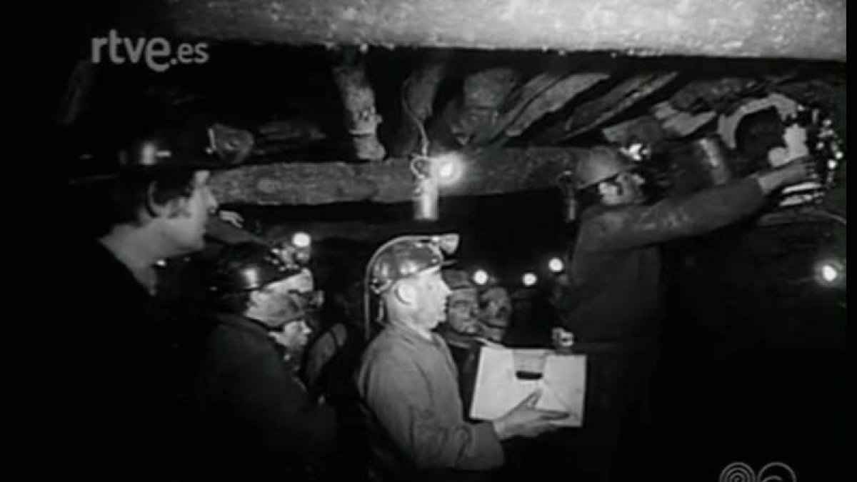 Mineros de Torre del Bierzo armaron el Belén a 2.000 metros de profundidad en 1974 para el No-Do. FILMOTECA ESPAÑOLA