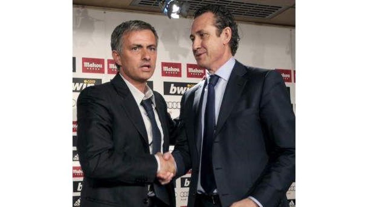 Mourinho y Valdano, minutos antes de la presentación.