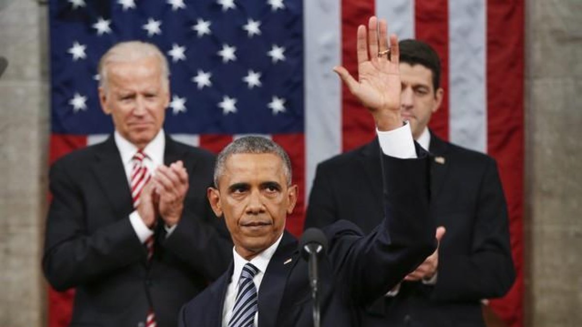 Obama saluda tras pronunciar su último discurso del estado de la unión, este martes en el Capitolio.