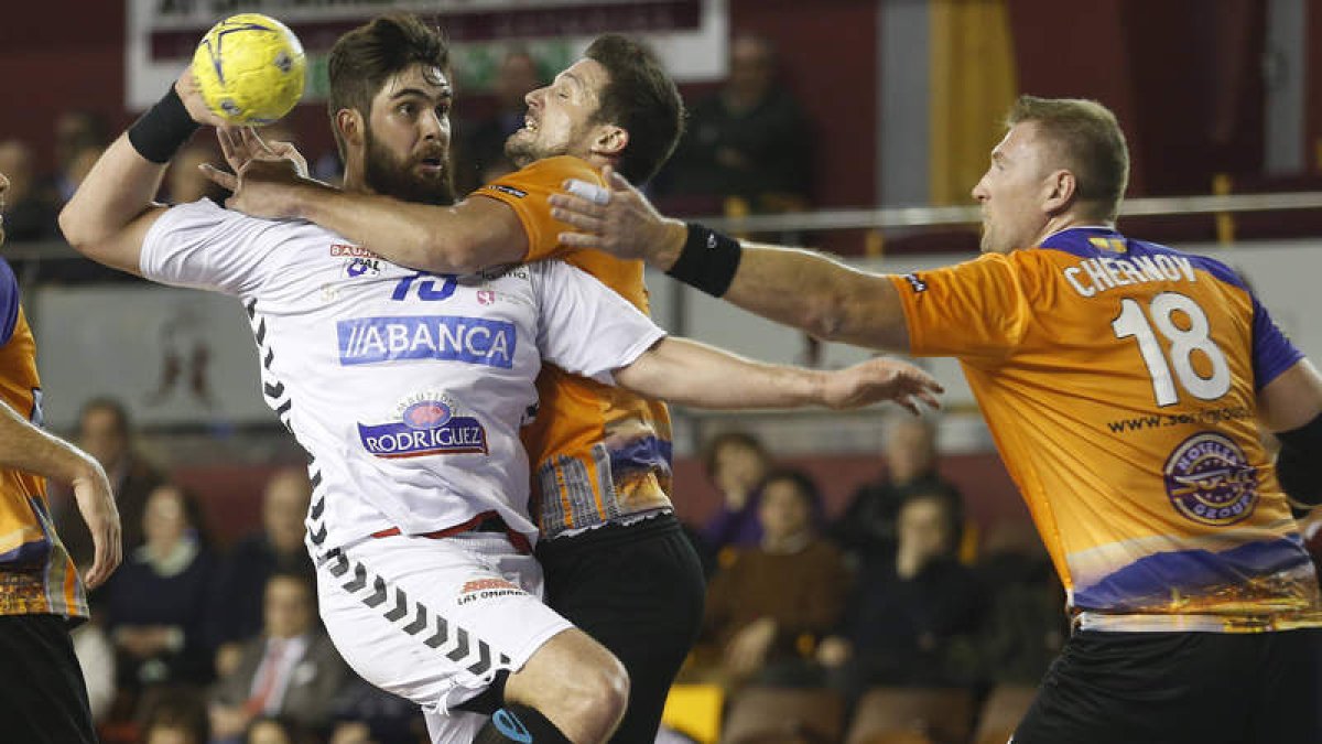 Leo Santos durante un partido esta temporada con el Abanca Ademar. JESÚS