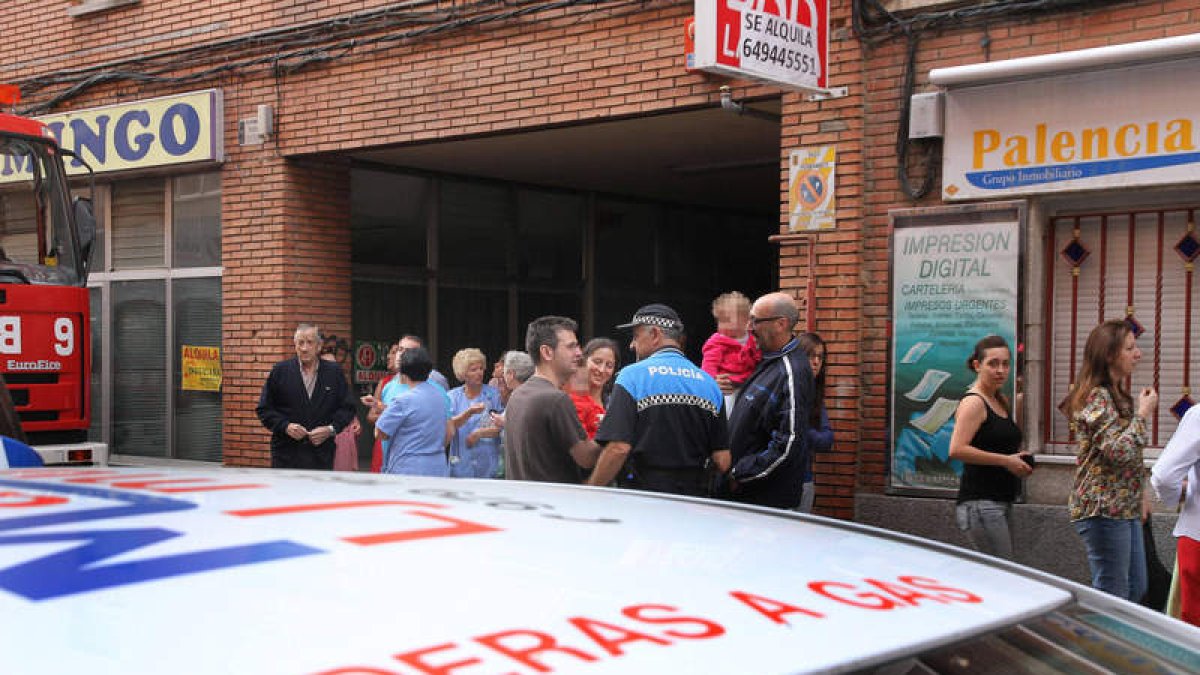 Momento del desalojo de los vecinos por parte de la policía, ayer, en Palencia.