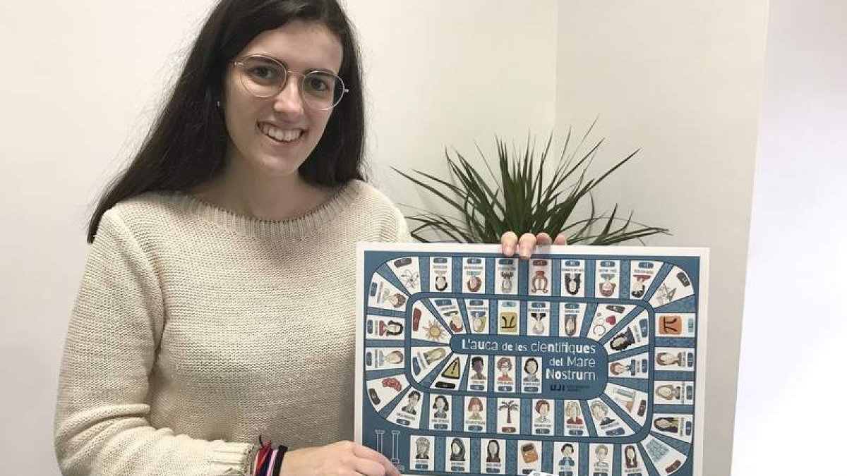 Lara Fernando, con el juego que ha ideado para dar a conocer a las científicas entre los alumnos. domeneq castelló