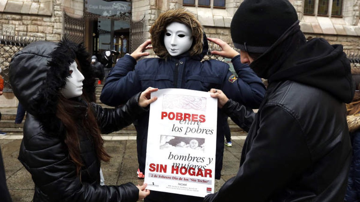 Participantes en el flashmob organizado por Cáritas celebrado en la plaza de Botines . MARCIANO
