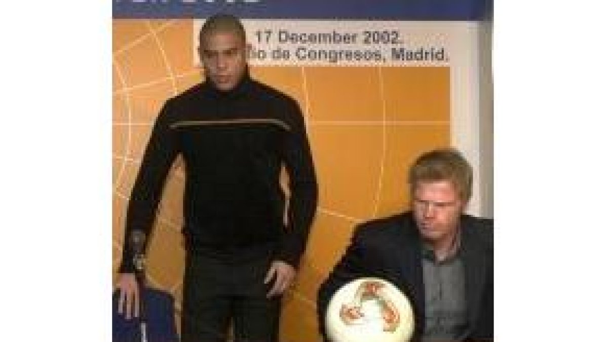 Ronaldo (a la izquierda) y Khan, en la gala ofrecida ayer por la Fifa
