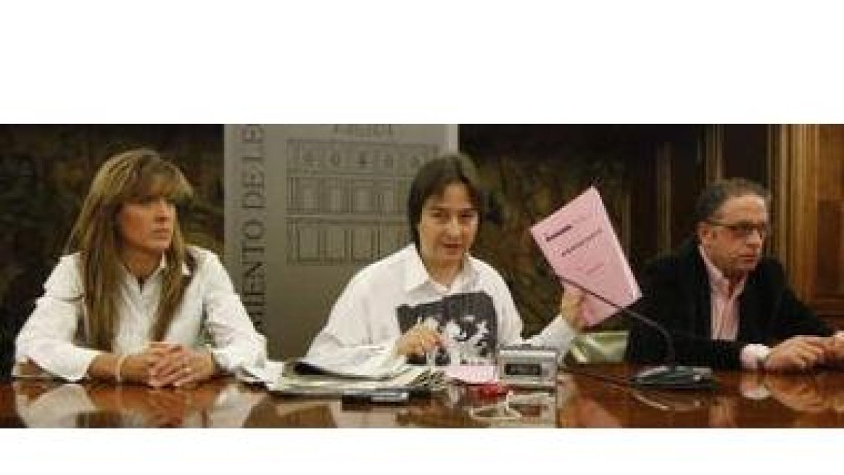 Gema Cabezas, Abel Pardo y Javier Chamorro, en un momento de la comparecencia ante la prensa del edi