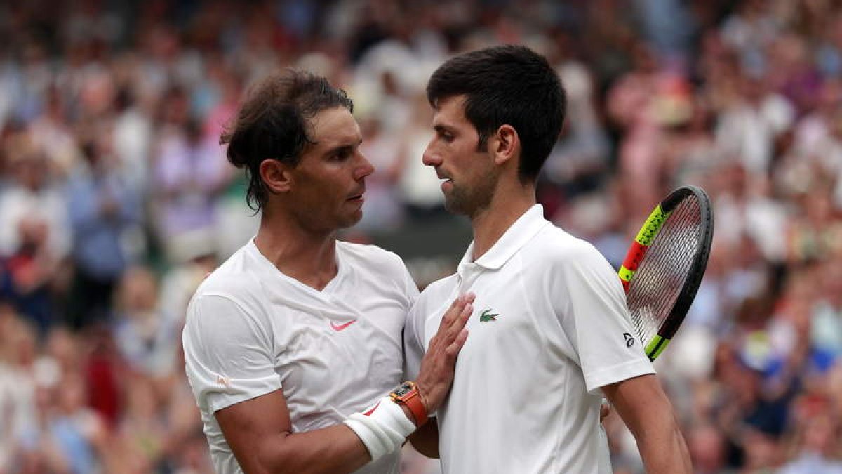 Rafael Nadal y Novak Djokovic se felicitan tras finalizar el partido de semifinales. ANDREW COULDRIDGE