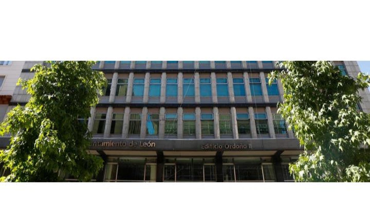 Fachada del Ayuntamiento de León. FERNANDO OTERO PERANDONES