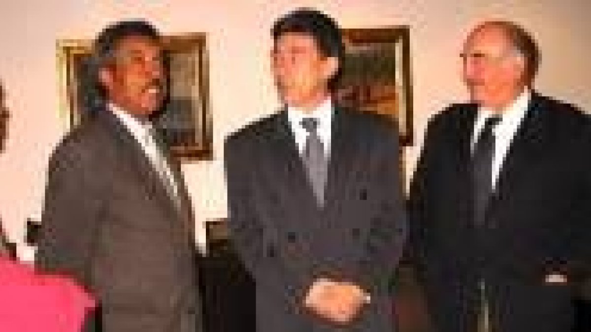 El cónsul de Caboverde, Jesús Esteban y Manuel Lamelas, ayer, en Bembibre