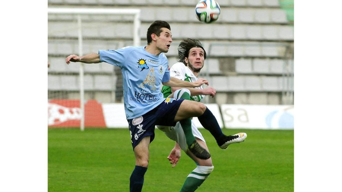 El jugador del Atlético Astorga Ivi Vales se mostró muy combativo a lo largo del encuentro disputado frente al Racing de Ferrol