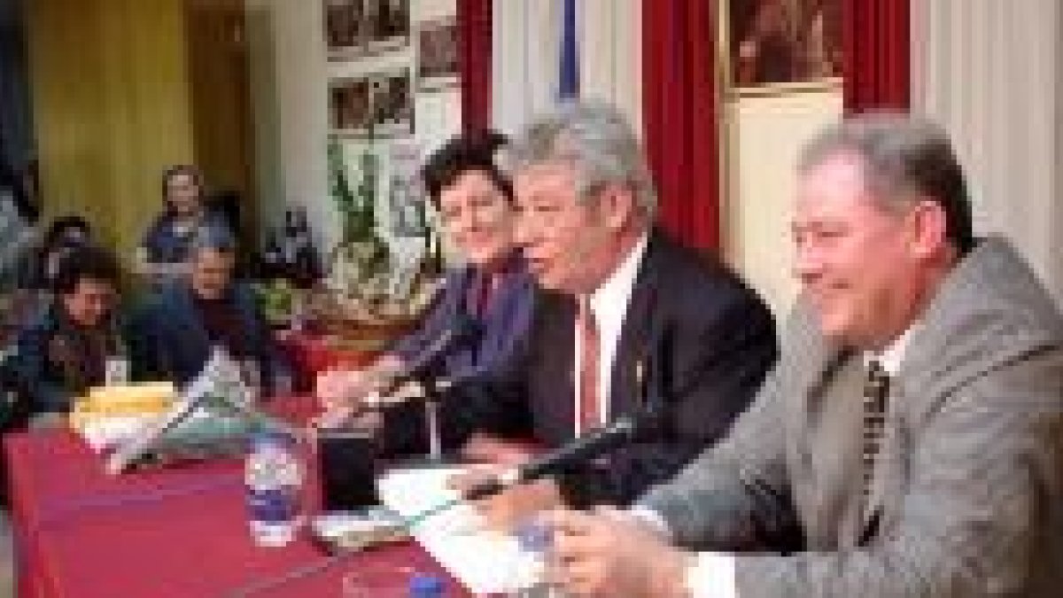 El alcalde de Fabero, a la derecha, junto al presidente del Centro Leonés, Joaquín González