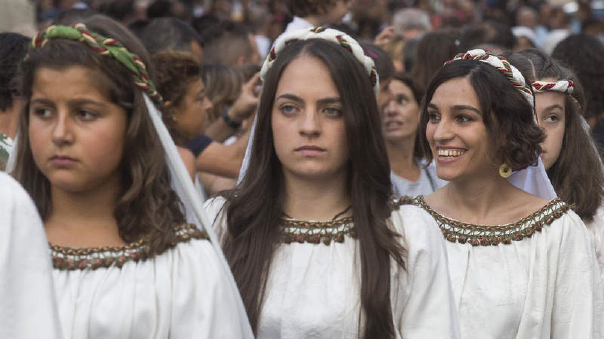 Las doncellas reclutadas ayer por la sotadera. F. OTERO PERANDONES