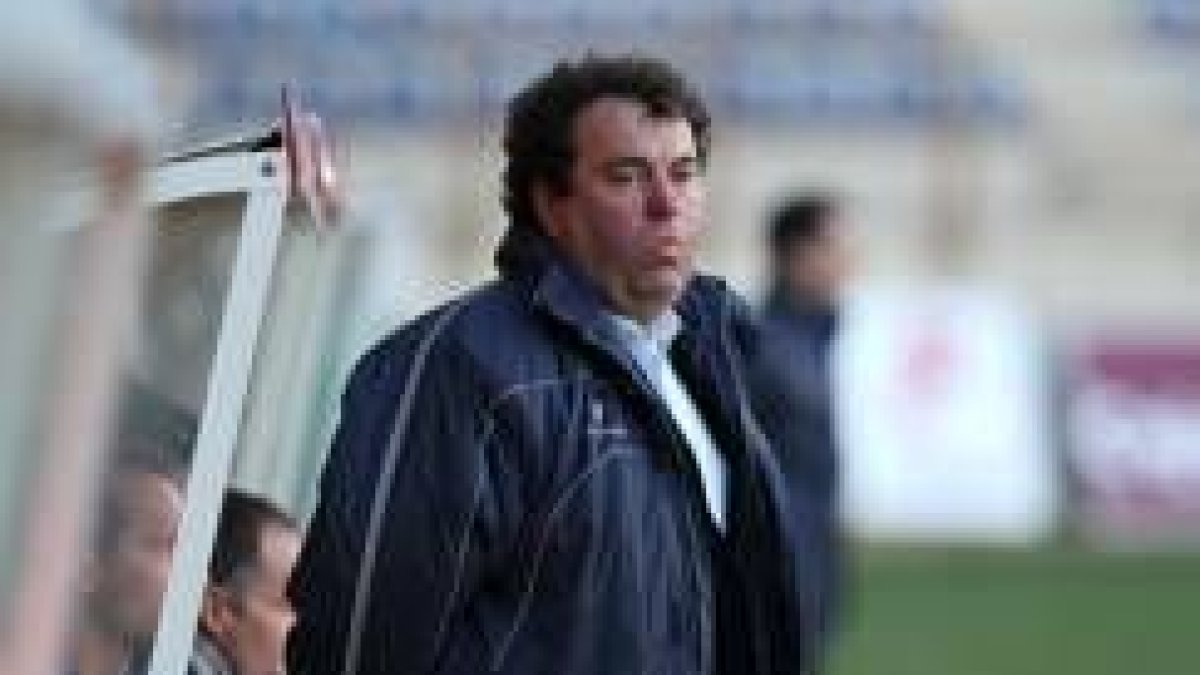 Milo Abelleira sigue con atención el juego de su equipo desde el banquillo