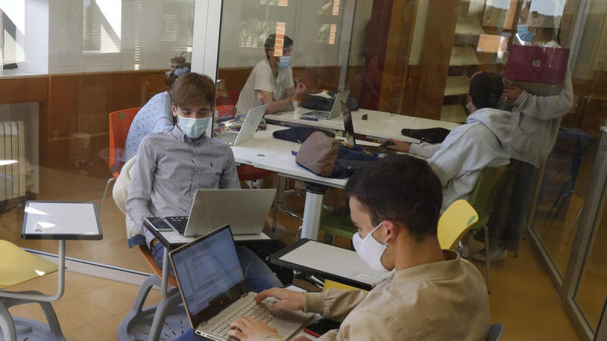 Un grupo de alumnos de la Universidad de León en una de las zonas de estudio habilitadas. FERNANDO OTERO