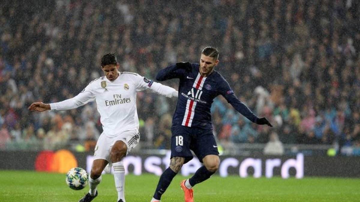 El defensa del Real Madrid Varane, protege un balón ante Icardi, del Paris Saint Germain. RODRIGO JIMÉNEZ