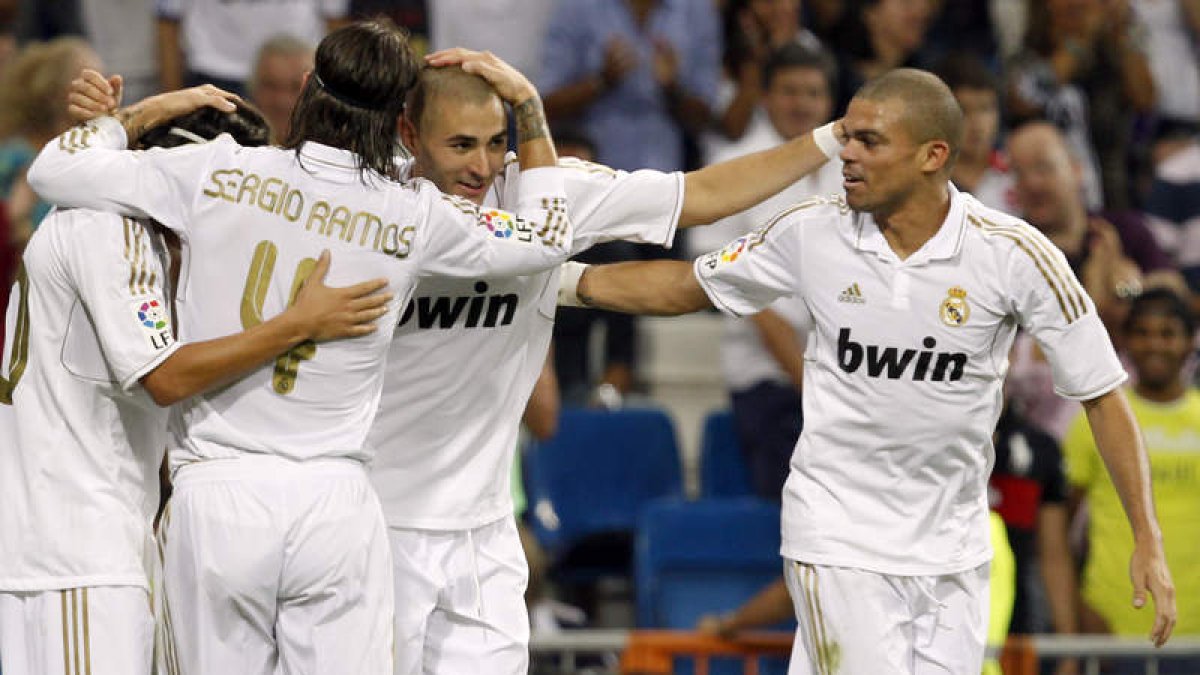 Benzema recibe las felicitaciones de sus compañeros tras inaugurar el marcador para el Madrid.
