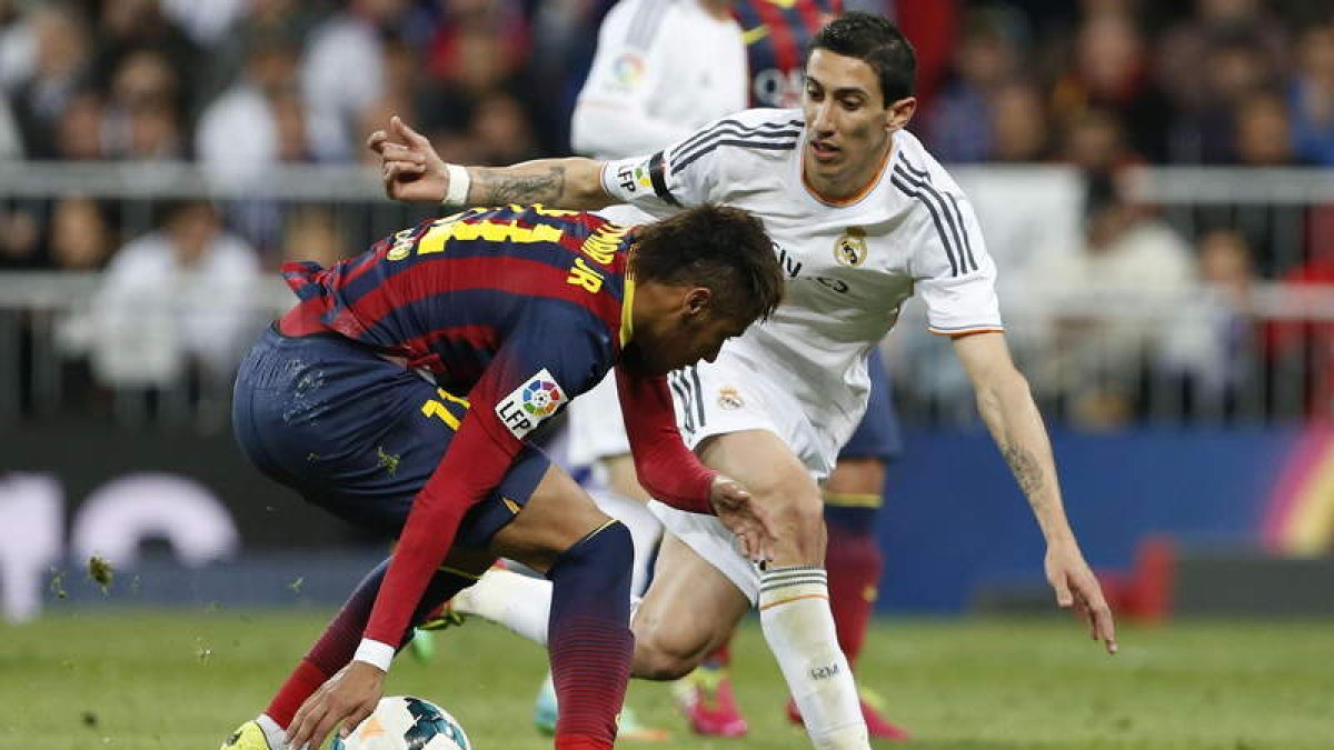 Ángel di María, derecha, y el brasileño del Barcelona Neymar pelean un balón durante el partido disputado en el Santiago Bernabéu del campeonato de Liga.