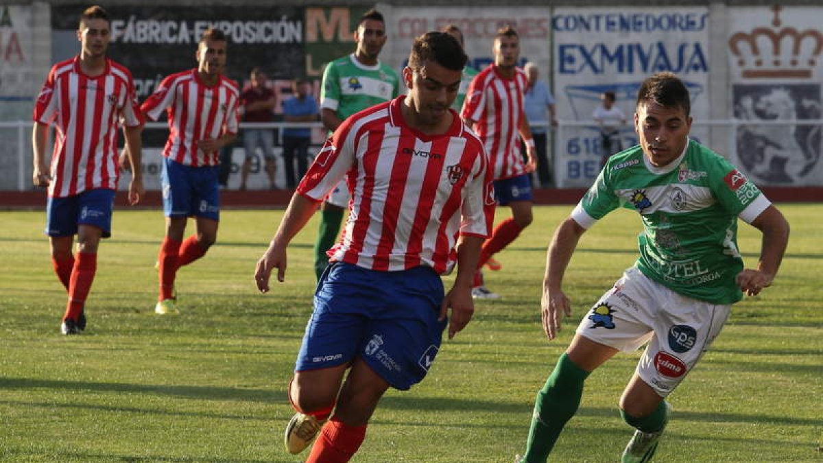 El Astorga, en la imagen Diego Peláez a la derecha, se llevó para sus vitrinas el Trofeo Villarejo ante el Atlético Bembibre.