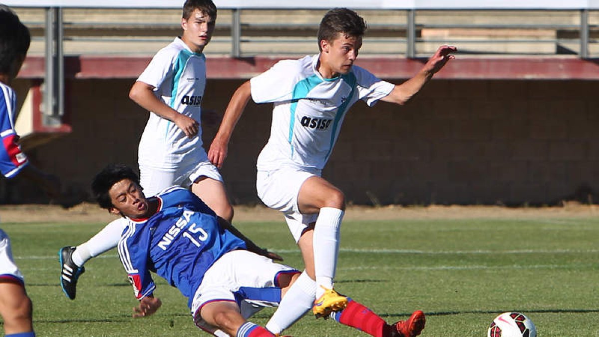 El bigoleador nipón Jyun trata de cortar el avance de un jugador leonés