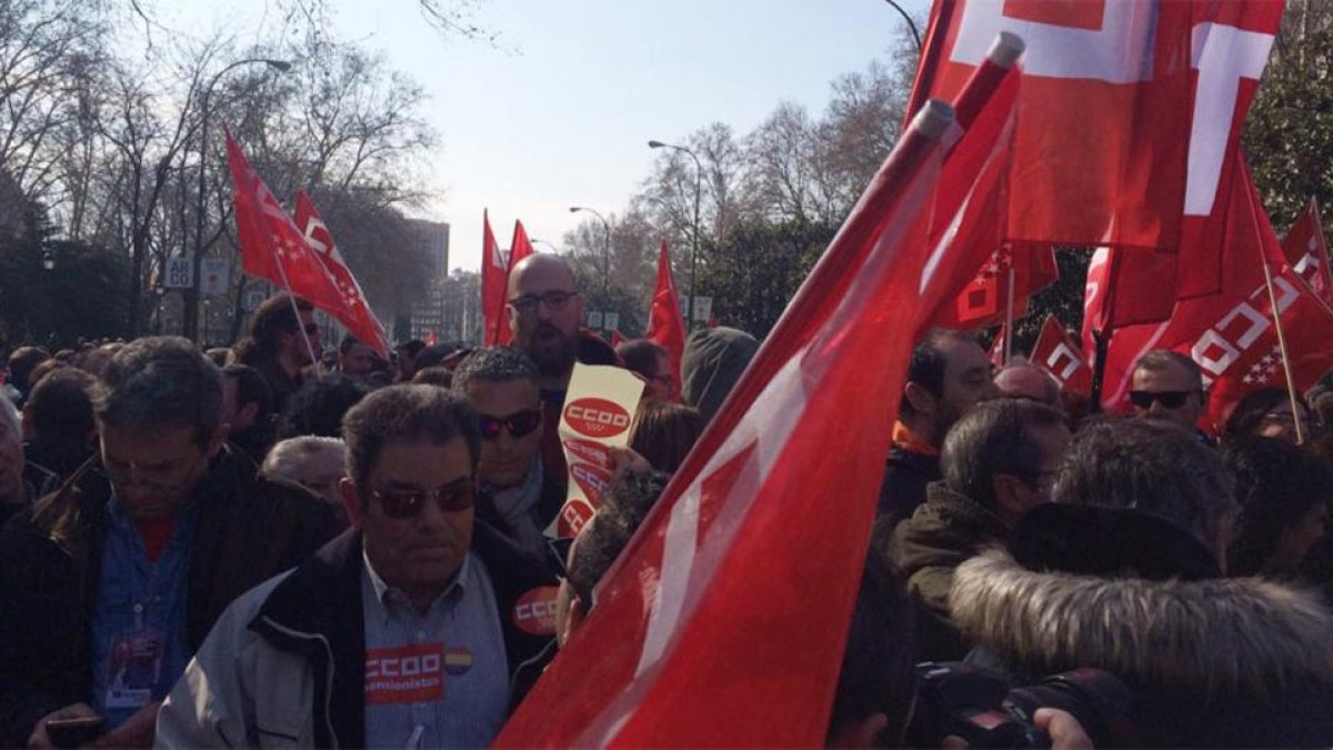 http://www.elperiodico.com/es/noticias/economia/los-sindicatos-marcha-empleo-digno-5847032