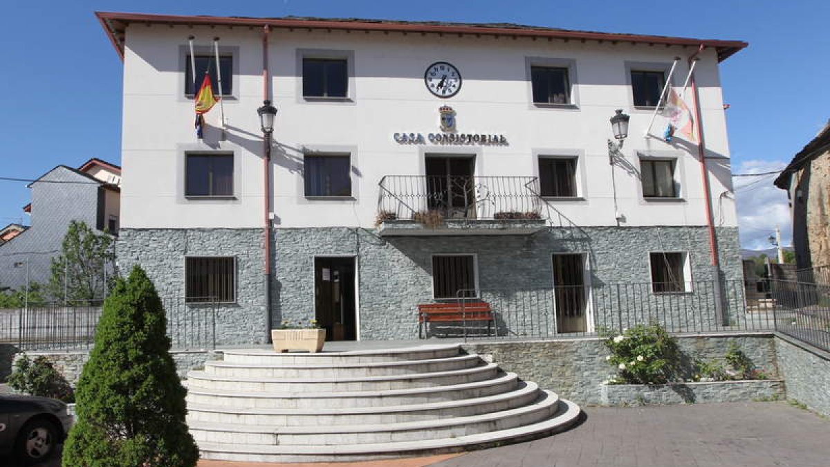 Imagen del exterior de la casa consistorial de Páramo del Sil, en imagen de archivo. L. DE LA MATA