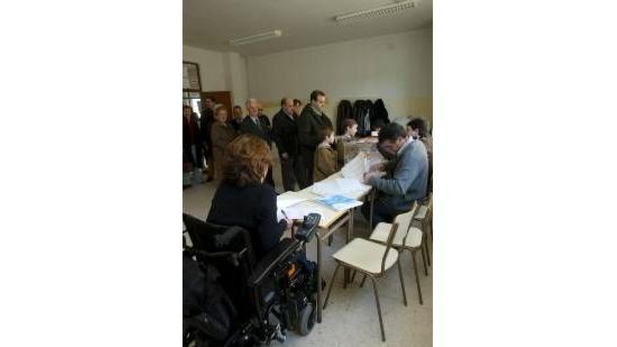 Imagen de una mesa electoral constituida en un colegio el 14-M