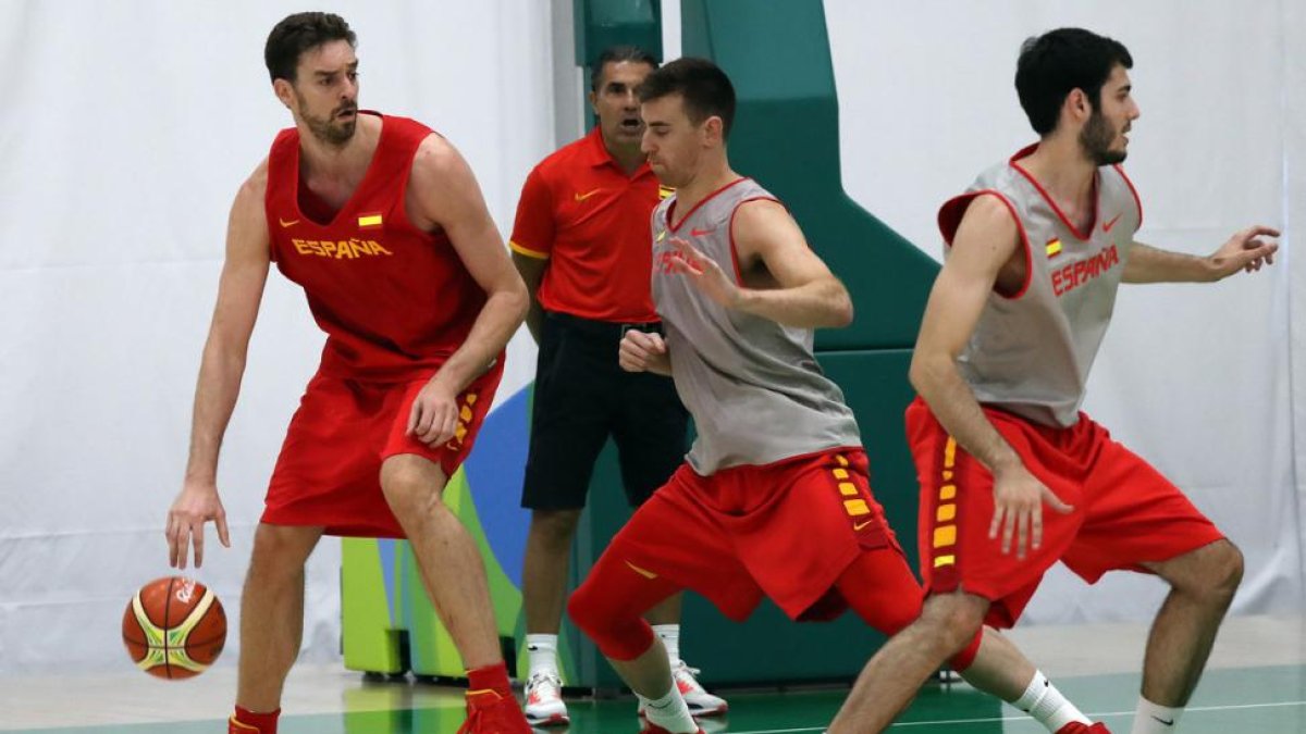 Gasol, en primer plano, en el entrenamiento de la selección en Río.
