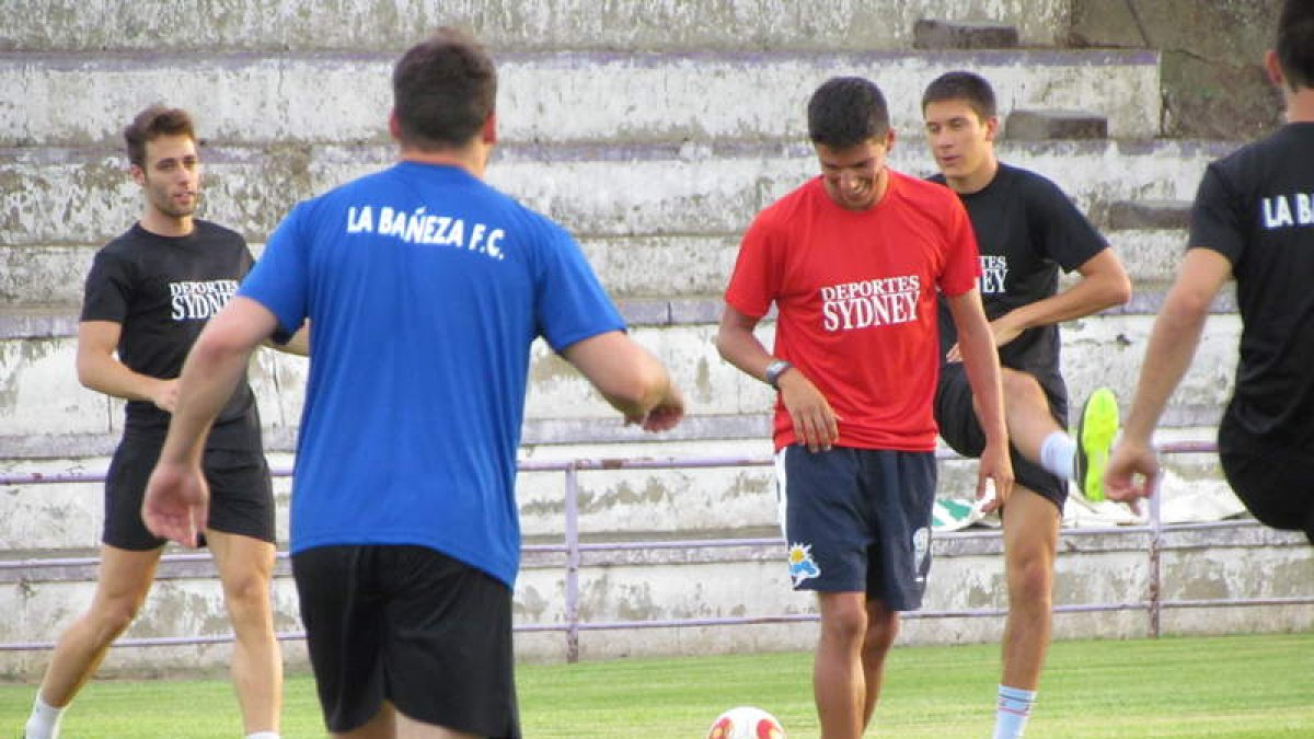 Los jugadores de La Bañeza, durante el entrenamiento.