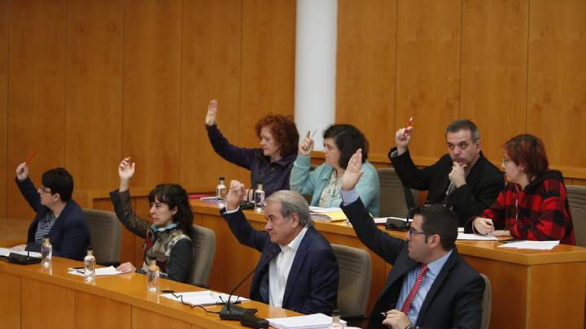 Un momento de la votación de los presupuestos en el Ayuntamiento de San Andrés del Rabanedo