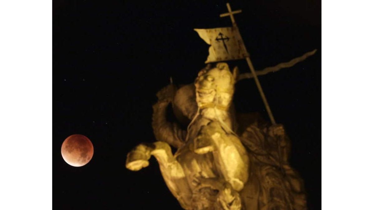 Eclipse total visto junto a una escultura del apóstol Santiago, el 28 de septiembre.