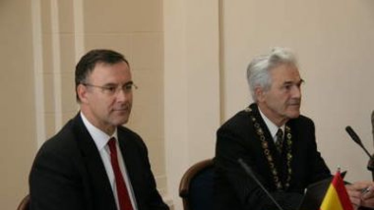 Miguel Ángel Fernández Sanjuán, junto al presidente de la Academia de las Ciencias de Lituania, prof