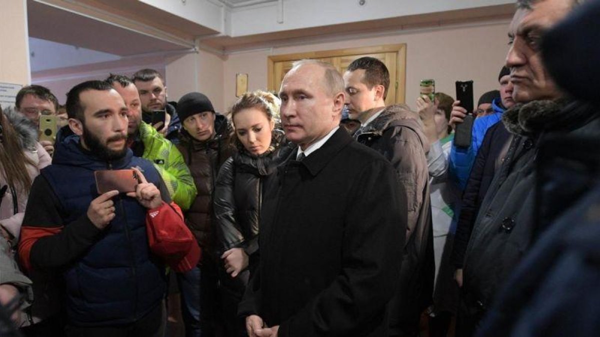 Putin (centro) conversa con residentes y familiares de las víctimas del incendio del centro comercial, en Kémerovo, el 27 de marzo.