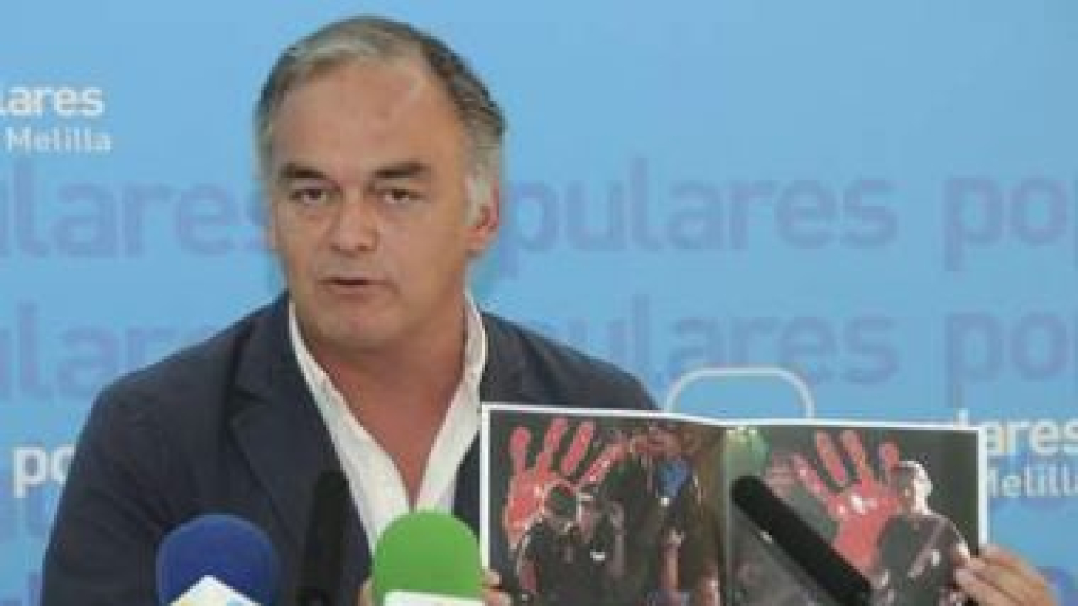 Pons, portavoz del PP, durante la rueda de prensa que ofreció ayer en Melilla.