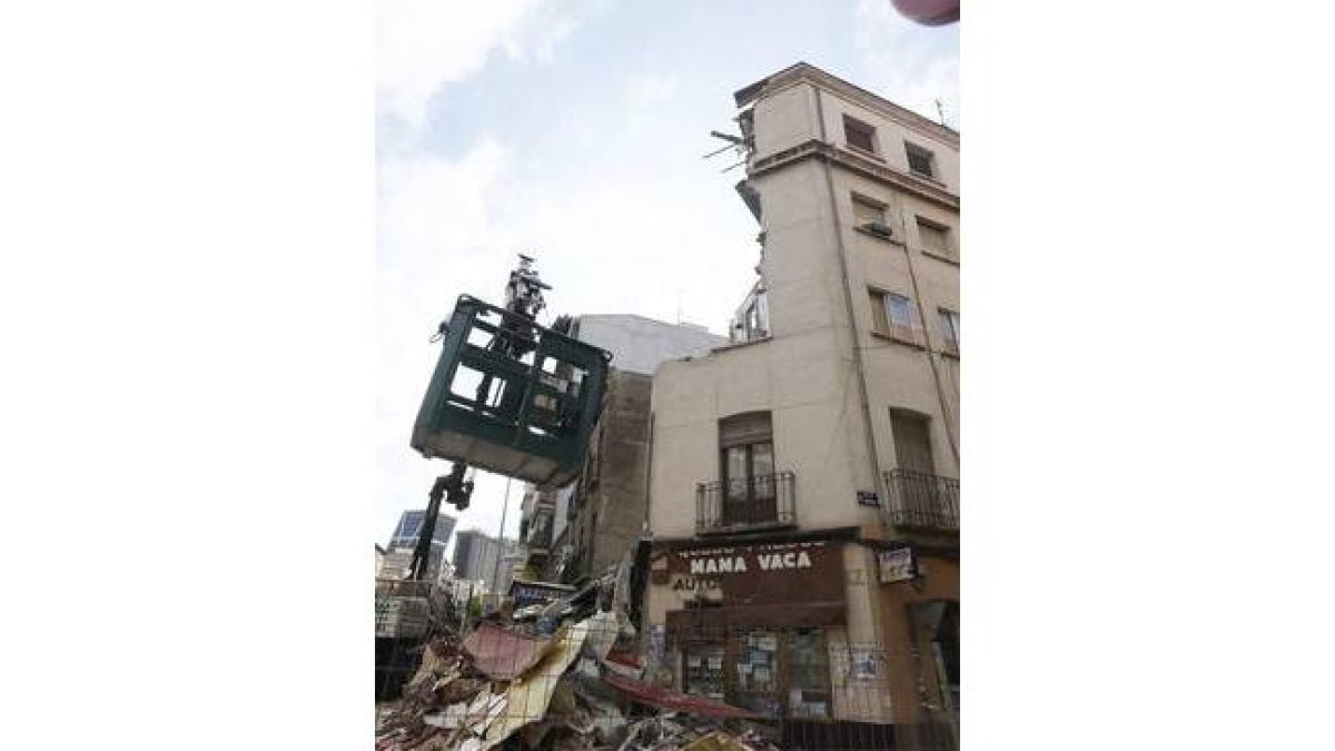 Una grúa junto al edificio semiderruido en el distrito de Tetuán de Madrid.
