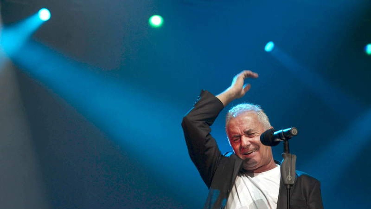 Víctor Manuel, en un concierto, llega el domingo a La Robla con su tour 75 aniversario. EFE