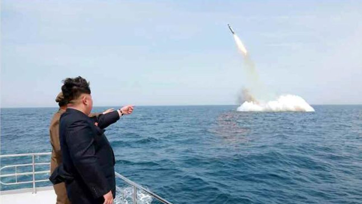 El líder norcoreano, Kim Jong-un, asiste al lanzamiento del misil submarino