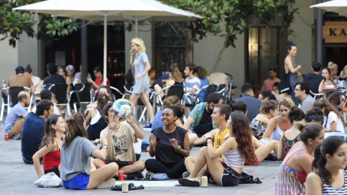 Jóvenes en la plaza del Sol, en Gràcia.