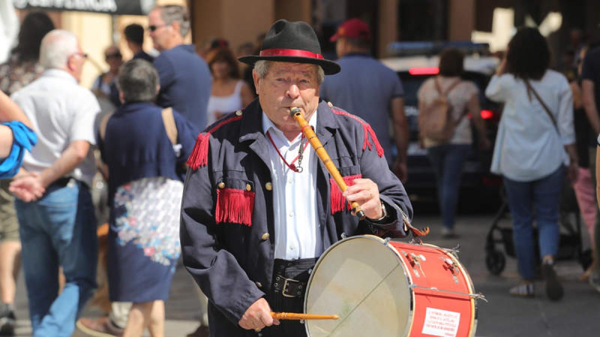 El querido tamboritero ayer por las calles de Ponferrada. L. DE LA MATA