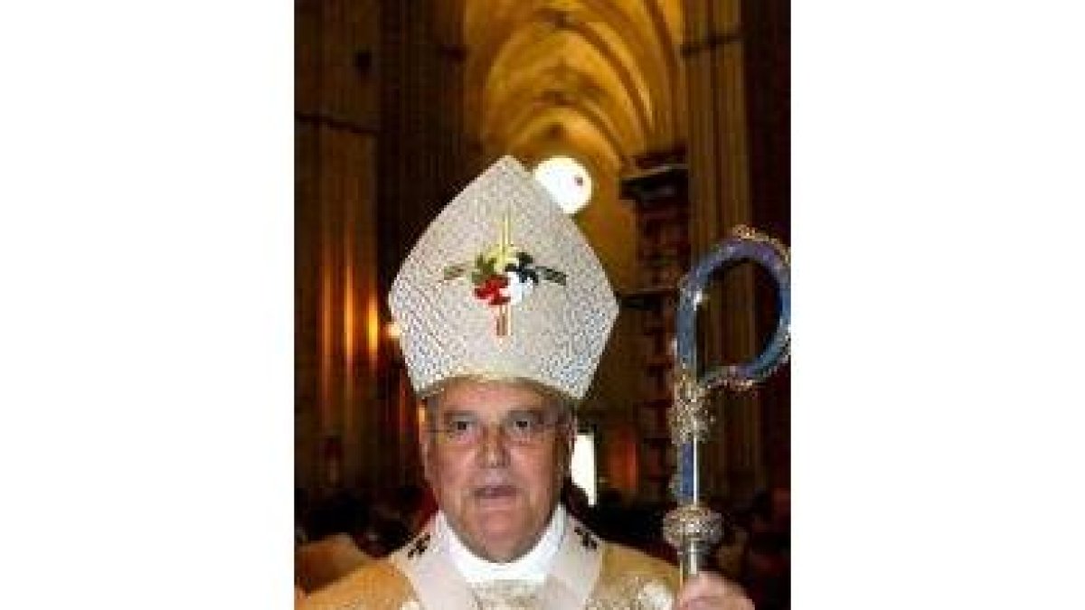 El arzobispo de Sevilla, Carlos Amigo, a su salida de la catedral